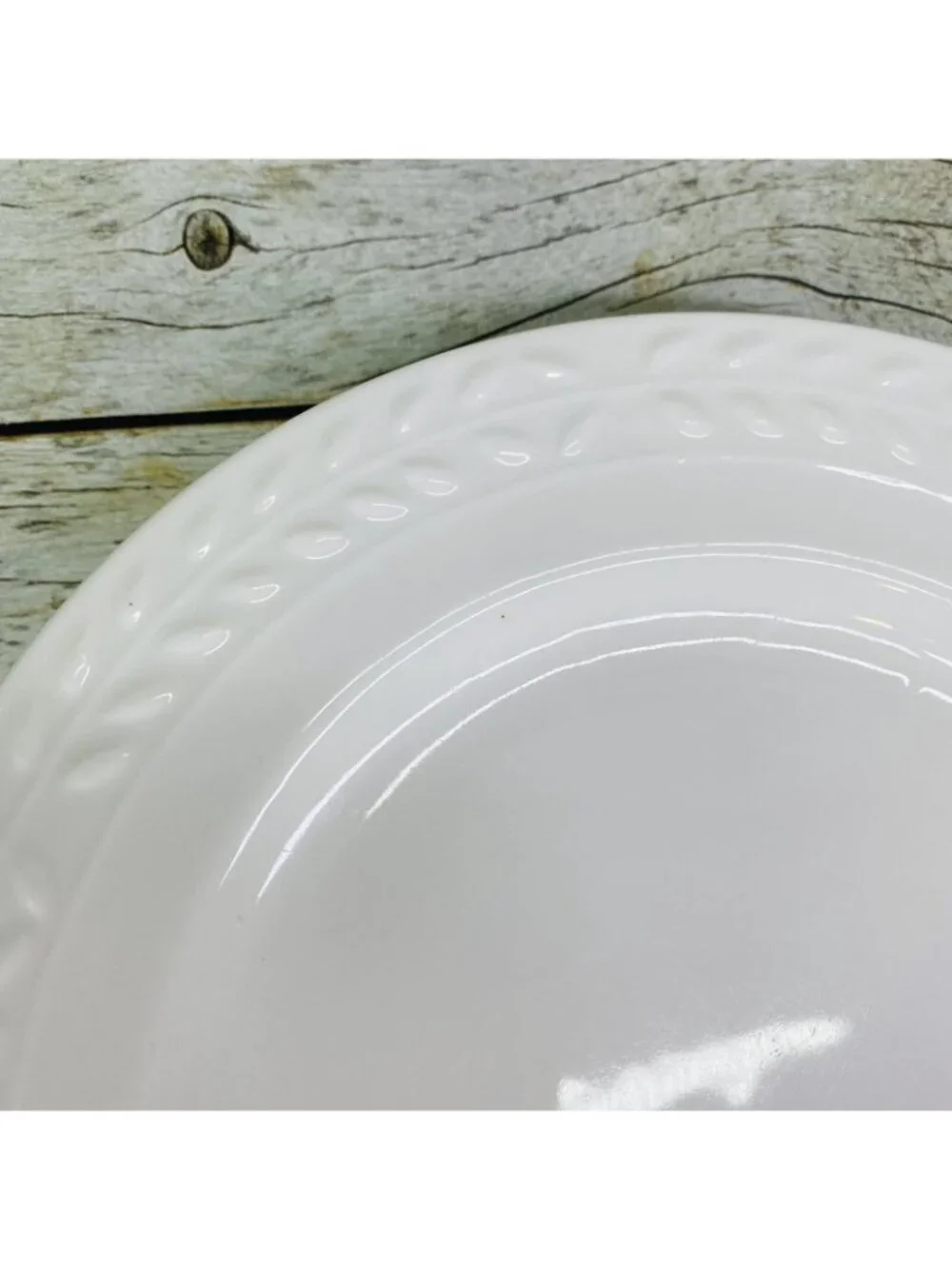 Gibson Everyday NOBILIS White Embossed Laurel Porcelain Salad Lunch Plates Set 2